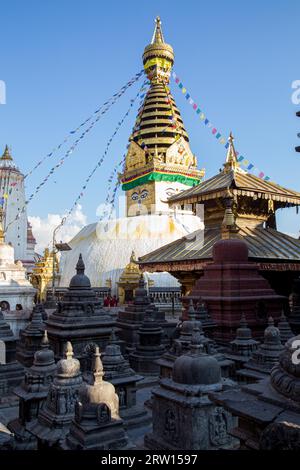 Katmandou, Népal, 20 octobre 2014 : le stupa au temple bouddhiste Swayambunath, aussi appelé temple du singe Banque D'Images