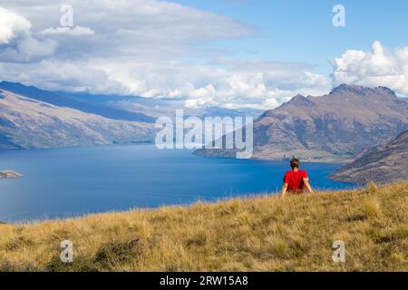 Queenstown, Nouvelle-Zélande, 26 mars 2015 : jeune homme profitant de la vue depuis le sommet de Queenstown Hill Banque D'Images