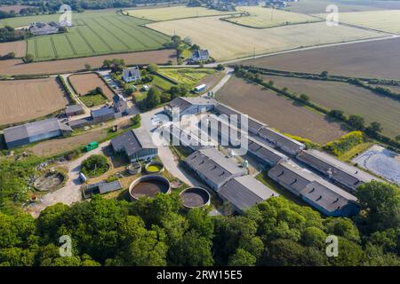 Vue aérienne de la ferme porcine avec écuries fermées et réservoirs de fumier, image symbolique de l'élevage industriel industriel, Département Finistère Penn-ar-Bed Banque D'Images