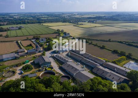 Vue aérienne de la ferme porcine avec écuries fermées et réservoirs de fumier, image symbolique de l'élevage industriel industriel, Département Finistère Penn-ar-Bed Banque D'Images