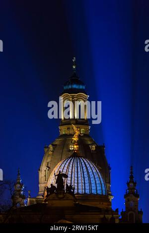 Dresde Silhouette vue sur la vieille ville depuis le pont Carola. À l'occasion de la commémoration du 70e anniversaire de la destruction de Banque D'Images