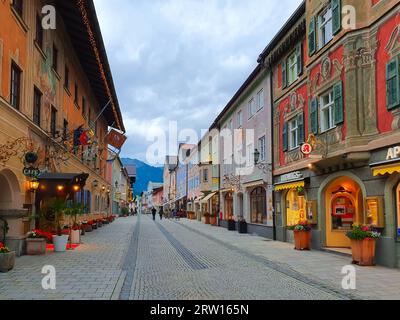 Garmisch-Partenkirchen, Allemagne - 02 juillet 2021 : Ludwigstrasse est une rue historique de Garmisch-partenkirchen ou Garmisch Partenkirchen ville de Bavari Banque D'Images