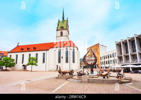 Friedrichshafen, Allemagne - 05 juillet 2021 : fontaine de Buchhornbrunnen près de l'église Saint-Nicolas à Friedrichshafen, une ville sur les rives du lac de Constance Banque D'Images