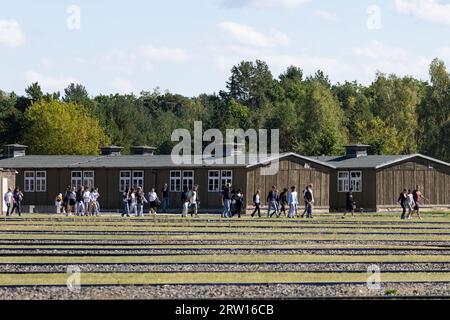 Oranienburg, Allemagne. 15 septembre 2023. Les visiteurs se promènent sur le terrain de l'ancien camp de concentration de Sachsenhausen. Crédit : Hannes P. Albert/dpa/Alamy Live News Banque D'Images