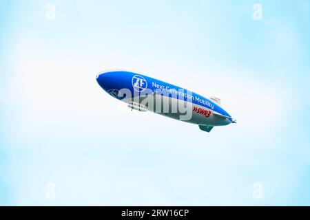 Friedrichshafen, Allemagne - 05 juillet 2021: Le Zeppelin NT dans le ciel au-dessus de la ville de Friedrichshafen. Zeppelin NT est un avion rempli d'hélium fabriqué Banque D'Images