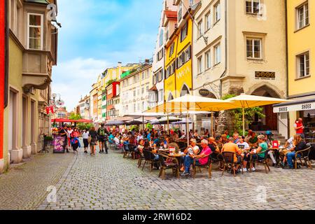 Lindau, Allemagne - 04 juillet 2021 : café Steet dans la vieille ville de Lindau. Lindau est une grande ville et une île sur le lac de Constance ou Bodensee en Bavière, en allemand Banque D'Images