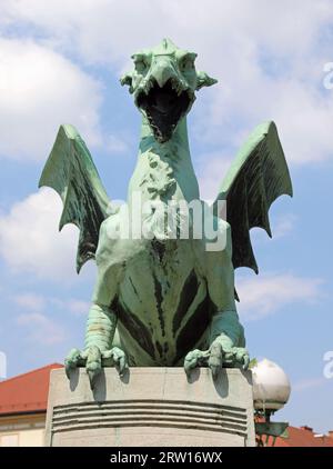 Ljubljana, L, Slovénie - 16 août 2023 : dragon ailé symbole de la ville sur le pont appelé zmajski MOST en langue slovène Banque D'Images