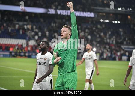 Paris, France. 15 septembre 2023. Le gardien de but de l'OGC Nice, Marcin Bulka (C), célèbre la victoire sur le Paris Saint-Germain lors du match de football de L1 au stade du Parc des Princes à Paris le 15 septembre 2023. Photo de Firas Abdullah/ABACAPRESS.COM crédit : Abaca Press/Alamy Live News Banque D'Images