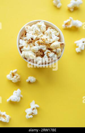 Seau de papier popcorn sur fond jaune Banque D'Images