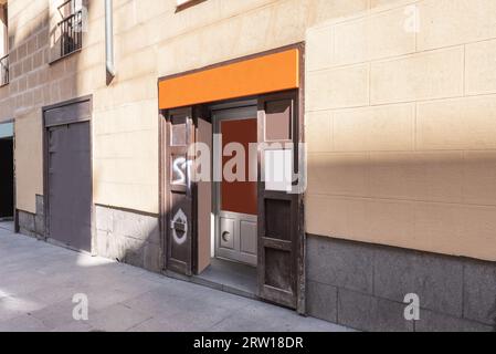 Un petit local commercial dans un bâtiment vintage au niveau de la rue avec une façade en bois brun Banque D'Images