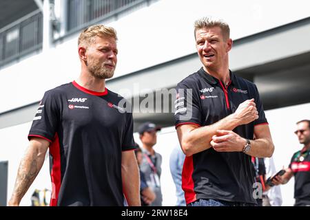 Singapour, Singapour. 16 septembre 2023. MAGNUSSEN Kevin (den), Haas F1 Team VF-23 Ferrari, HULKENBERG Nico (ger), Haas F1 Team VF-23 Ferrari, portrait lors du Grand Prix de Singapour de Formule 1 Singapore Airlines 2023, 15e manche du Championnat du monde de Formule 1 2023 du 15 au 17 septembre 2023 sur le circuit de Marina Bay Street, à Singapour - photo Florent Gooden/DPPI crédit : DPPI Media/Alamy Live News Banque D'Images