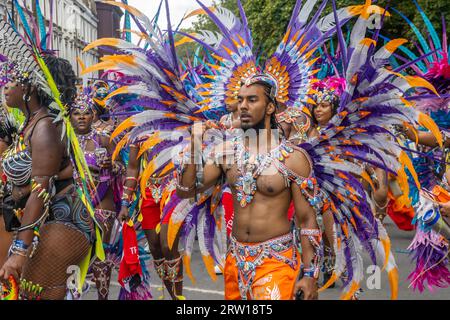 NOTTING HILL, LONDRES, ANGLETERRE - 28 août 2023 : Homme vêtu d'un costume au Carnaval de Notting Hill 2023 Banque D'Images