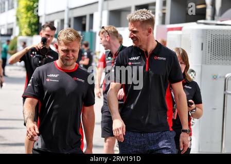 Singapour, Singapour. 16 septembre 2023. (De gauche à droite) : Kevin Magnussen (DEN) Haas F1 Team avec Nico Hulkenberg (GER) Haas F1 Team. Championnat du monde de Formule 1, Rd 16, Grand Prix de Singapour, samedi 16 septembre 2023. Marina Bay Street circuit, Singapour. Crédit : James Moy/Alamy Live News Banque D'Images