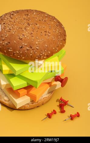 hamburger et frites fabriqués à partir de briques lego sur fond de couleur, photo concept en plastique, malbouffe. Photo de haute qualité Banque D'Images