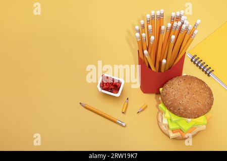 hamburger et frites fabriqués à partir de briques lego sur fond de couleur, photo concept en plastique, malbouffe. Photo de haute qualité Banque D'Images