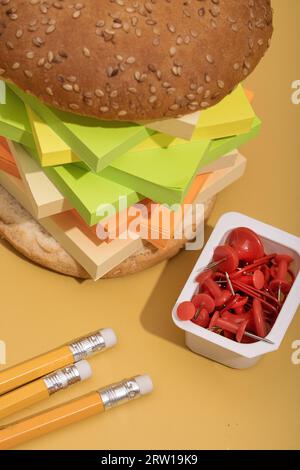 hamburger et frites fabriqués à partir de briques lego sur fond de couleur, photo concept en plastique, malbouffe. Photo de haute qualité Banque D'Images