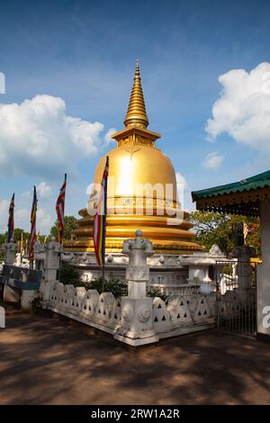 Dagoba bouddhiste (stupa) au temple d'or, Dambulla, Sri Lanka Banque D'Images