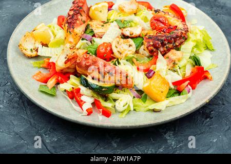 Salade savoureuse de légumes frais et calmar tentaculaire grillé. Salade de poulpes. Banque D'Images