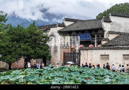 Huangshan. 13 septembre 2023. Les gens visitent le village de Hongcun dans le comté de Yixian de la ville de Huangshan, dans la province d'Anhui, dans l'est de la Chine, le 13 septembre 2023. Crédit : Guo Chen/Xinhua/Alamy Live News Banque D'Images