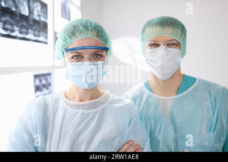 Portraits de médecins chirurgiens en vêtements de protection en clinique Banque D'Images