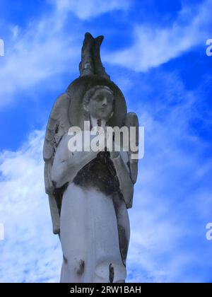 Ange gardien sur la tombe au cimetière Banque D'Images