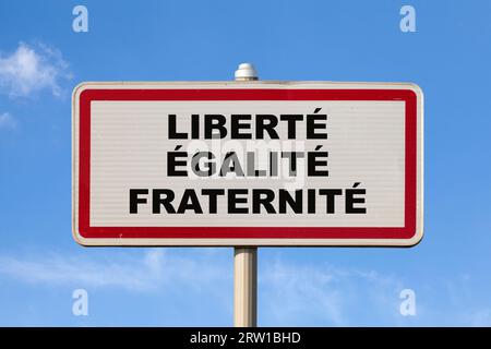 Un panneau de ville d'entrée français contre un ciel bleu avec écrit au milieu en français 'liberté, égalité,Fraternité', signifiant en anglais 'liberté, égalité, Banque D'Images