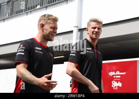 Singapour, Singapour. 16 septembre 2023. (De gauche à droite) : Kevin Magnussen (DEN) Haas F1 Team avec Nico Hulkenberg (GER) Haas F1 Team. 16.09.2023. Formula 1 World Championship, Rd 16, Grand Prix de Singapour, Marina Bay Street circuit, Singapour, Journée de qualification. Le crédit photo doit se lire : XPB/Press Association Images. Crédit : XPB Images Ltd/Alamy Live News Banque D'Images