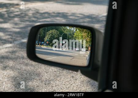 milan, italie, 11 septembre 2023,circulation automobile vue dans un rétroviseur d'une voiture. , le contrôle de la circulation avec l'intelligence artificielle arrivera bientôt au rouge Banque D'Images