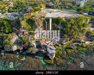 Vue aérienne de la falaise d'uluwatu, eau cristalline et ciel bleu Banque D'Images