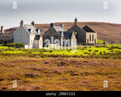 Maisons et une chapelle abandonnée sur l'OA près de Port Ellen sur Islay, Hébrides intérieures, Écosse, Royaume-Uni. Banque D'Images