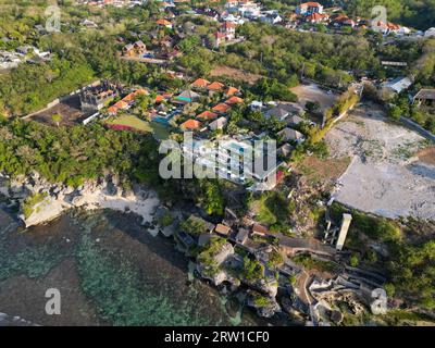 Vue aérienne de la falaise d'uluwatu, eau cristalline et ciel bleu Banque D'Images