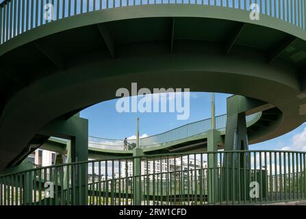 24.08.2018, Allemagne, Rhénanie du Nord-Westphalie, Duesseldorf - escalier en spirale menant à un pont piétonnier sur la Toulouser Allee. 00A180824D080CAROEX.JPG [ Banque D'Images