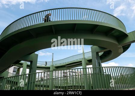 24.08.2018, Allemagne, Rhénanie du Nord-Westphalie, Duesseldorf - escalier en spirale menant à un pont piétonnier au-dessus de Toulouser Allee. 00A180824D076C Banque D'Images