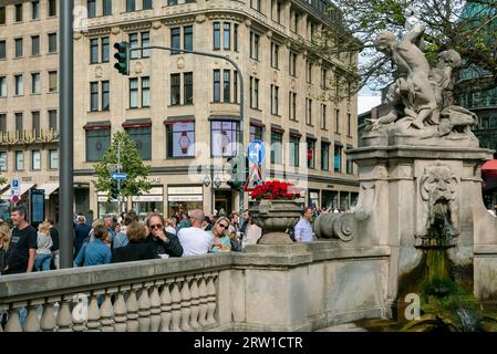 26.08.2018, Allemagne, Rhénanie du Nord-Westphalie, Duesseldorf - agitation estivale à l'intersection de la Koenigsallee. 00A180826D547CAROEX.JPG [MODÈLE REL Banque D'Images