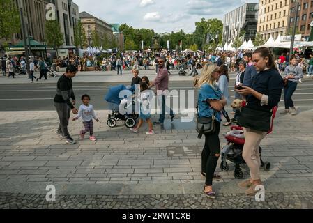 26.08.2018, Allemagne, Rhénanie du Nord-Westphalie, Duesseldorf - Summertime business à l'intersection de la Koenigsallee, derrière elle la Corneliusplatz Banque D'Images