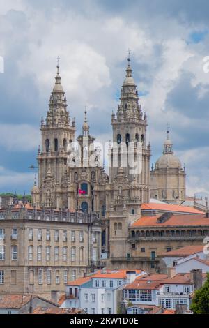 Vue lointaine de la cathédrale Saint-Jacques-de-Compostelle et des bâtiments environnants par temps nuageux. Façade de l'Obradoiro. Site monumental. Banque D'Images