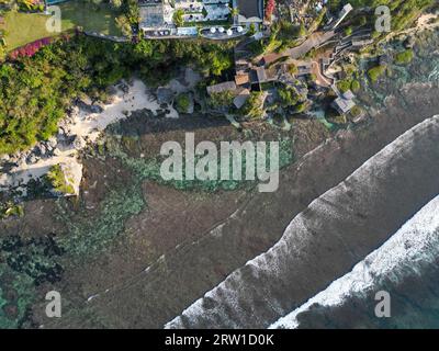 Vue aérienne de la falaise d'uluwatu, eau cristalline et ciel bleu Banque D'Images