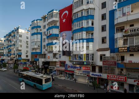 01.11.2022, Turquie, Antalya, Antalya - rue principale dans le centre-ville avec un énorme portrait d'Atatuerk à l'occasion du jour de la République. 00A221101D2436 Banque D'Images