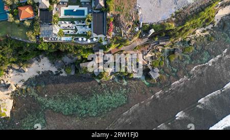 Vue aérienne de la falaise d'uluwatu, eau cristalline et ciel bleu Banque D'Images