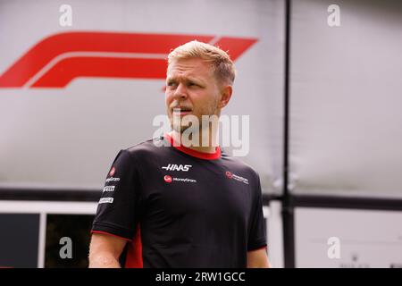 Singapour, Singapour. 16 septembre 2023. Kevin Magnussen du Danemark et MoneyGram Haas F1 Team arrivent dans le paddock avant les essais finaux pour le Grand Prix de F1 de Singapour sur le circuit Marina Bay Street. Crédit : SOPA Images Limited/Alamy Live News Banque D'Images