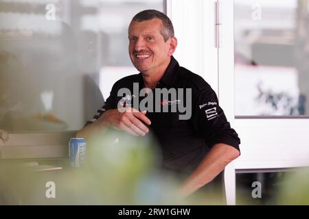 Singapour, Singapour. 16 septembre 2023. Guenther Steiner, directeur de l'équipe Haas, dans le paddock avant les essais finaux pour le Grand Prix de F1 de Singapour sur le circuit Marina Bay Street. (Photo George Hitchens/SOPA Images/Sipa USA) crédit : SIPA USA/Alamy Live News Banque D'Images