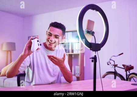 Streamer, streaming en direct et man gamer avec examen du contrôleur de console sur les médias sociaux pour la connexion sur vlog. Ring light, influenceur et contenu Banque D'Images