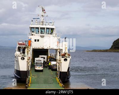 Un ferry Cal Mac au départ de Lochranza sur Arran, Écosse, Royaume-Uni. Banque D'Images