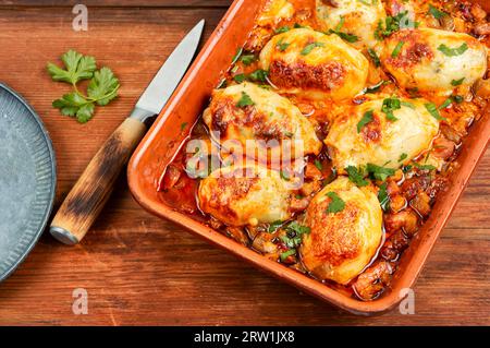 Délicieuses carcasses de calmars farcies avec sauce salsa dans un plat allant au four. Banque D'Images