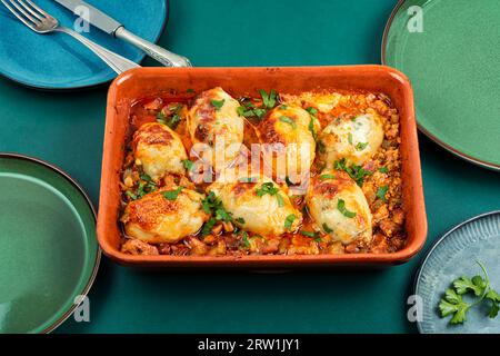 Délicieux calmar farci maison avec sauce salsa dans un plat allant au four. Banque D'Images