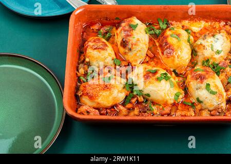 Calmars entier farci cuit au four ou calamar avec sauce salsa dans un plat allant au four. Banque D'Images