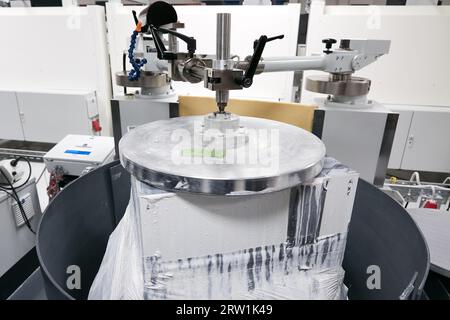 09.05.2023, Allemagne, Berlin, Berlin - dans la production de la branche berlinoise de l'ASML. L'image montre une machine de polissage pour le traitement d'un miroir bl Banque D'Images