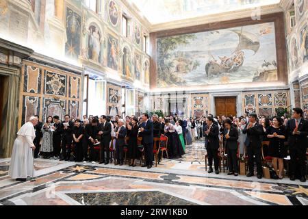 Vatican, Vatican. 16 septembre 2023. Italie, Rome, Vatican, 2023/9/16. Le Pape François reçoit des pèlerins de Corée en audience privée au Vatican. Photographie par Vatican Media / Catholic Press crédit photo : Agence photo indépendante / Alamy Live News Banque D'Images