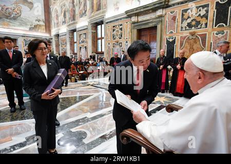 Vatican, Vatican. 16 septembre 2023. Italie, Rome, Vatican, 2023/9/16. Le Pape François reçoit des pèlerins de Corée en audience privée au Vatican. Photographie par Vatican Media / Catholic Press crédit photo : Agence photo indépendante / Alamy Live News Banque D'Images