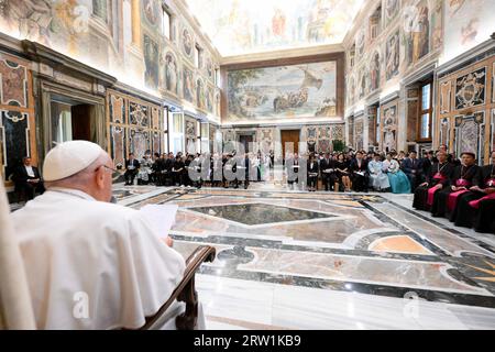 Vatican, Vatican. 16 septembre 2023. Italie, Rome, Vatican, 2023/9/16. Le Pape François reçoit des pèlerins de Corée en audience privée au Vatican. Photographie par Vatican Media / Catholic Press crédit photo : Agence photo indépendante / Alamy Live News Banque D'Images